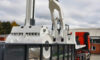 Roll-Packer-Trans auf Abrollkipper im Einsatz bei einem Altholz-Container