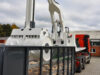 Roll-Packer-Trans auf Abrollkipper im Einsatz bei einem Altholz-Container