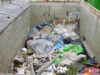 Blick in einen gefüllten Müllcontainer