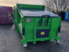 Abfallpresscontainer in grün draußen vorderansicht